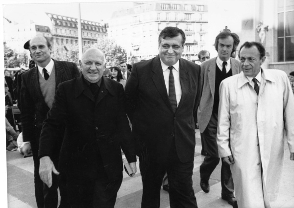Adrien Zeller, Joseph Wresinski, Philippe Seguin, Jean Michel Belorgey et Michel Rocard au Trocadero le 17 octobre 1987 Adrien Zeller, Joseph Wresinski, Philippe Seguin, Jean Michel Belorgey et Michel Rocard au Trocadero le 17 octobre 1987