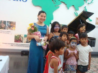 Award-winning pianist Ma. Regina Montesclaros performing a free concert with the children of ATD