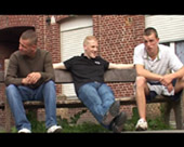 jeune sur un banc