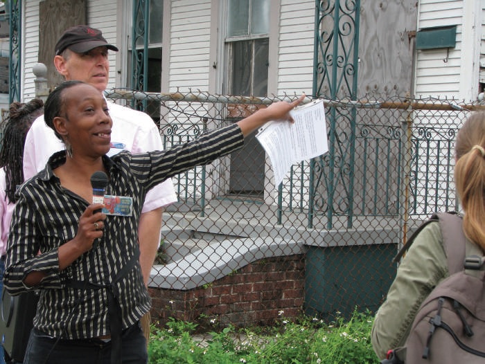 Miss Patricia Denson explique l’histoire de son quartier lors d’un rassemblement dans LaSalle Street en 2009.