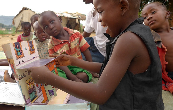 Bibliothèque de rue sur l'île de Mbongousoua en République de Centrafrique, pour rendre accessible les livres à des enfants privés d'école