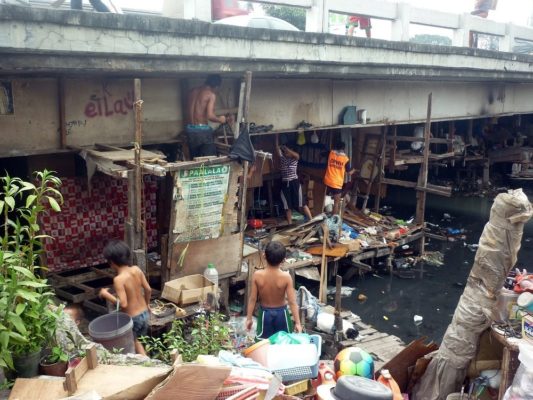 Familles vivant sous un pont à Manille, relogées plus tard sur un site