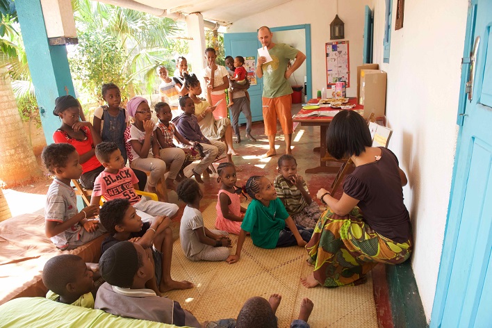 Shirley et Alexandre accueillent les enfants du quartier pour un atelier Tapori 