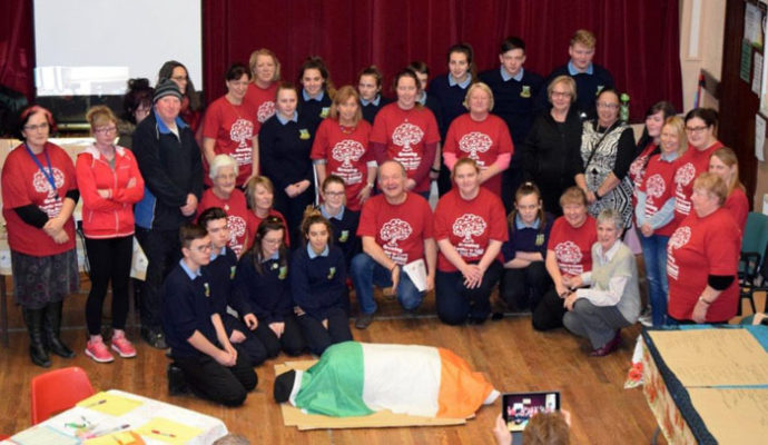 À Drogheda, Co. Louth, le Centre de Connexion de Ressources pour les Familles (CFRC) a inauguré une exposition explorant l’élimination de la pauvreté à travers les expériences artistiques. 