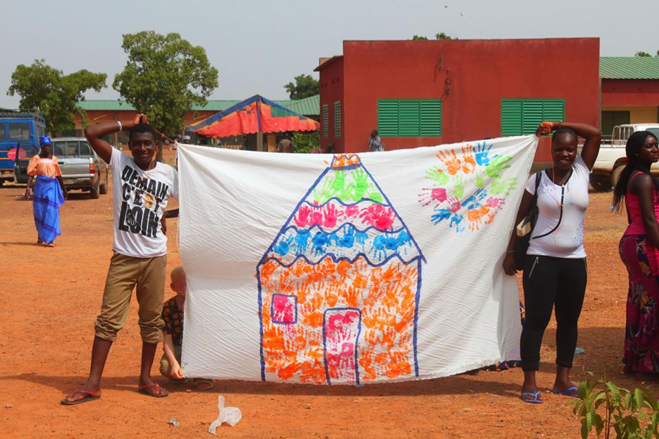 Oeuvre collective réalisée par les enfants "C'est ensemble qu'on peut porter le toit de la case"