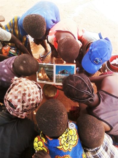 Colportage hebdomadaire d'un livre dans un quartier de Ouagadougou, Burkina Faso