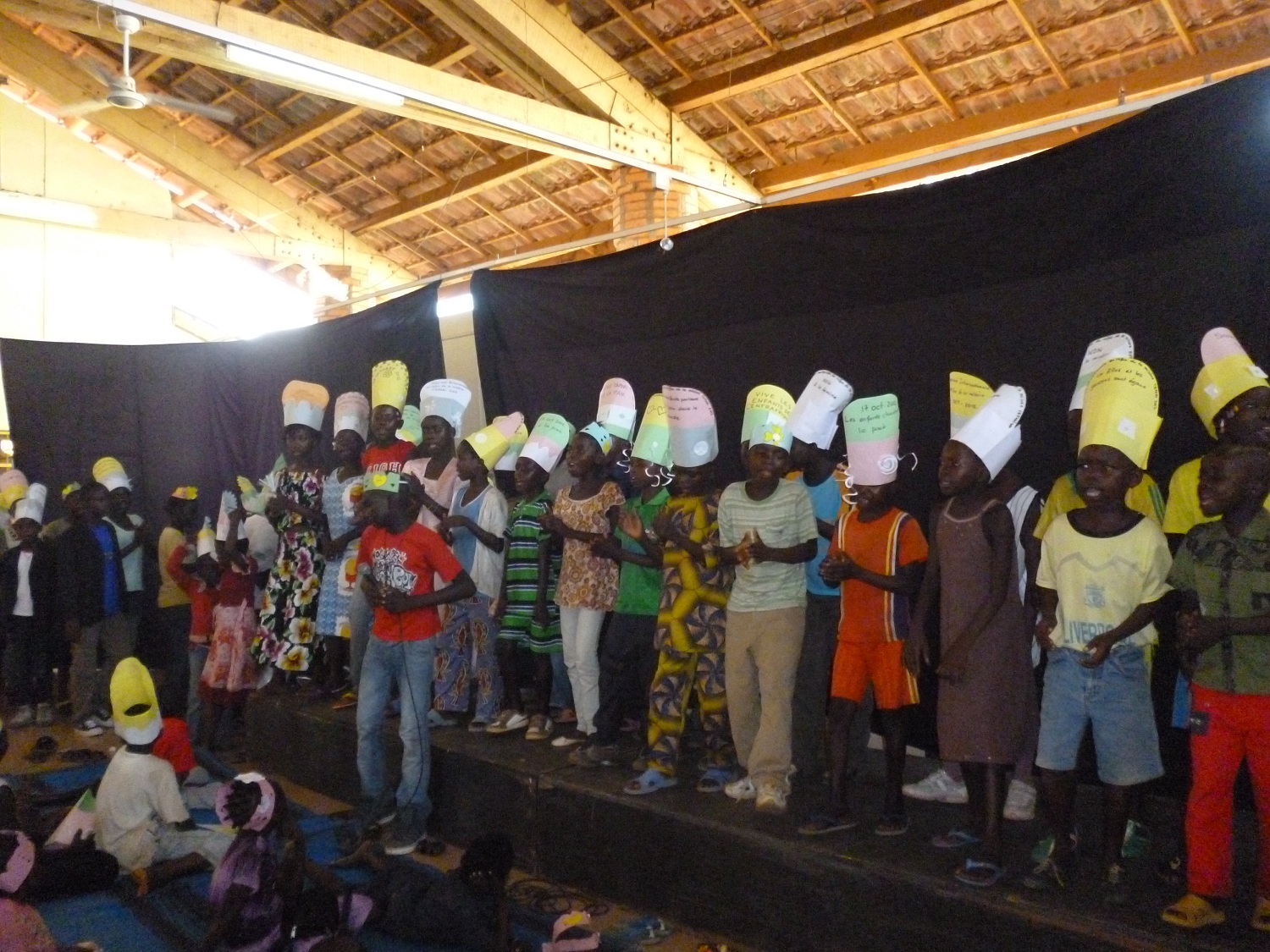 Les enfants d'Atd Quart Monde et de l'Alliance Française chantent ensemble sur la paix
