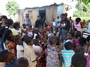 Flore chante avec les enfants de Bouaké 