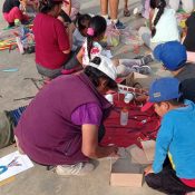 Dominga Pereira dans une Bibliothèque de Rue au Pérou