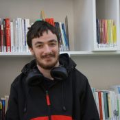 Le militant ATD Quart Monde Jimmy ses écouteurs autour du cou