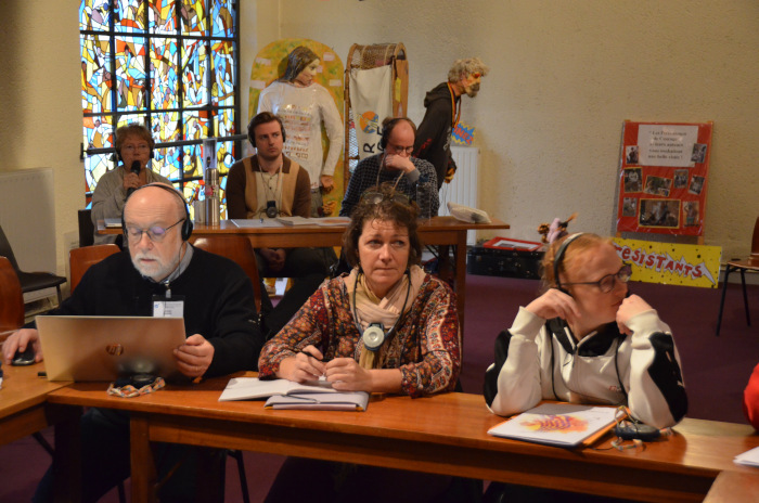 Des membres d'ATD Quart Monde qui bénéficient de l'interprétation des interprètes bénévoles