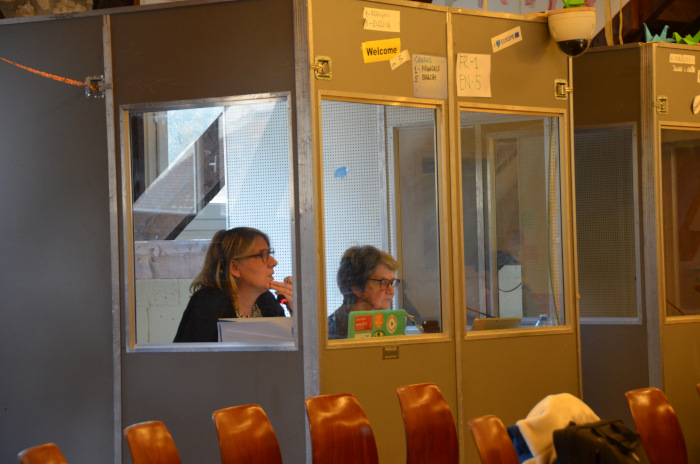 Interprètes bénévoles dans une cabine d'interprètation