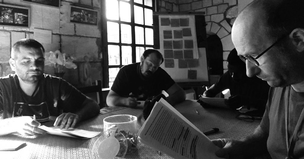 Daniel Marineau et deux volontaires permanents dans une session