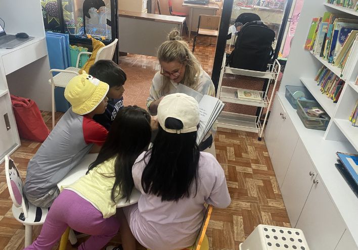 Beatriz, médiatrice littéraire lit aux enfants